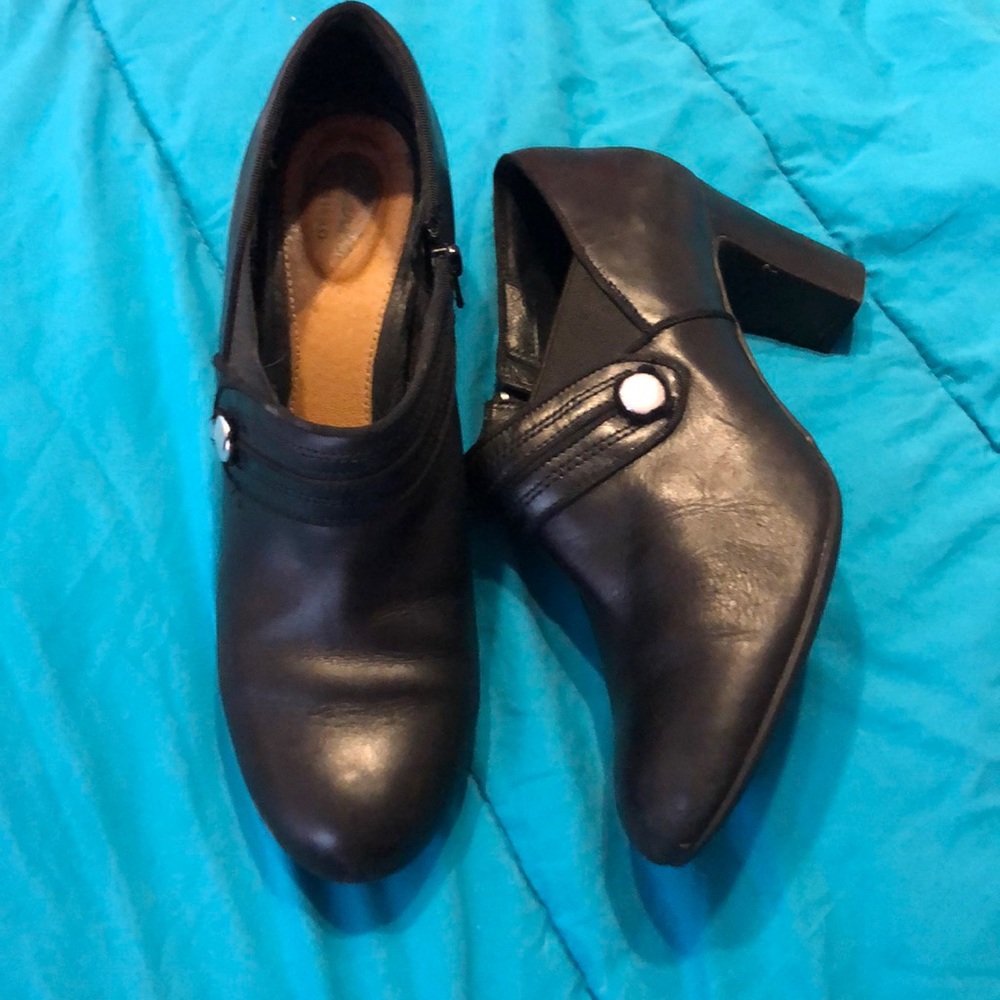 Black heeled shoes